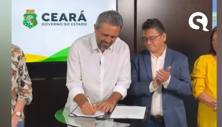 Elmano sanciona lei do reajuste do piso dos professores no Ceará