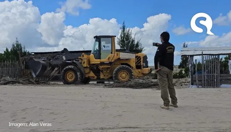 SPU realiza demolição de barracos irregulares na Praia das Caraúbas, em Camocim