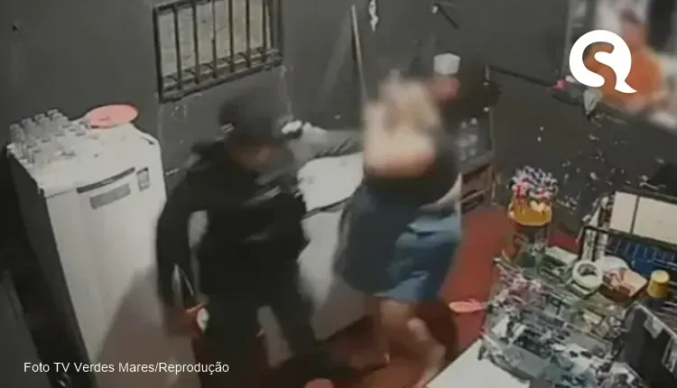 Policial usa spray de pimenta no rosto de dona de bar e a puxa pelos cabelos em Quixeramobim