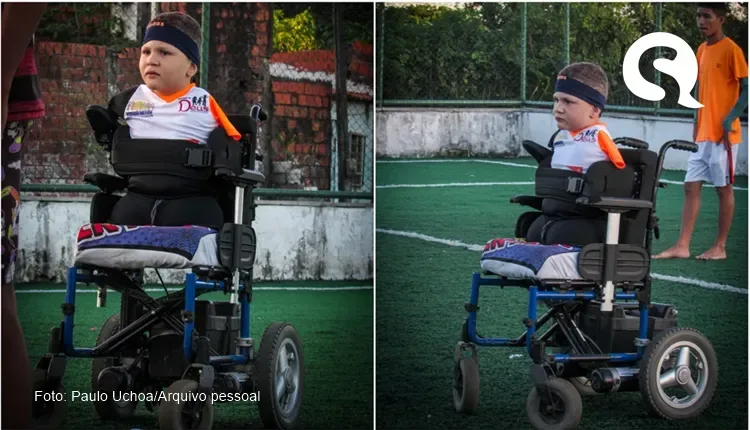 Fanática por futebol, criança sem braços e sem pernas ganha cadeira especial e joga bola com amigos, no Ceará