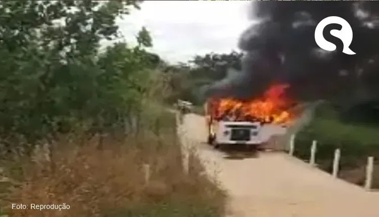 Van usada no transporte escolar pega fogo no interior de Santa Quitéria; alunos ficaram ilesos