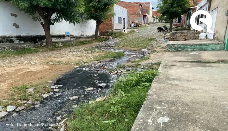 Esgoto a céu aberto faz moradores abandonarem casas nos Terrenos Novos, em Sobral