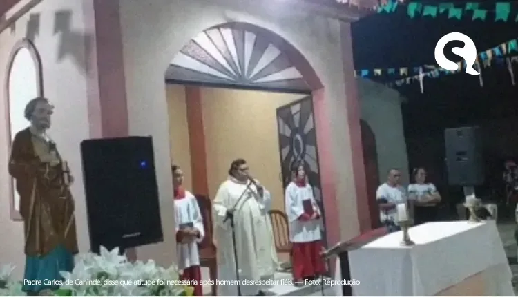Padre expulsa de novena homem que debochou de fiéis em Canindé; veja vídeo
