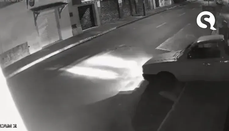 Criminosos usam carro para arrombar loja e furtar celulares em Viçosa do Ceará