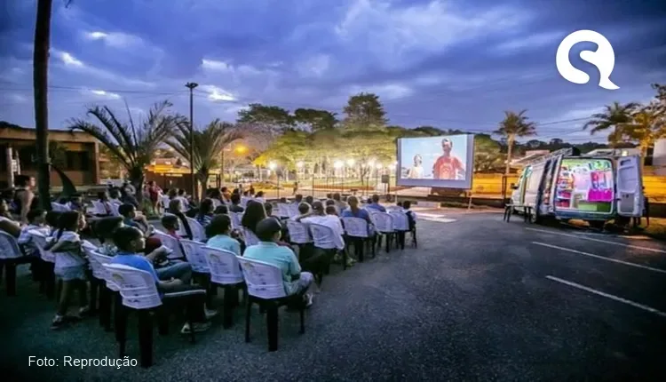 Cinema movido a energia solar oferece sessão gratuita em Amontada-CE