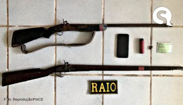 Homem é preso em flagrante limpando duas armas na calçada de casa em Marco