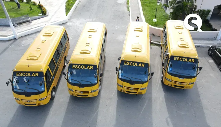 Prefeito Antônio Martins entrega 4 micro-ônibus novos para transporte escolar na cidade de Cariré