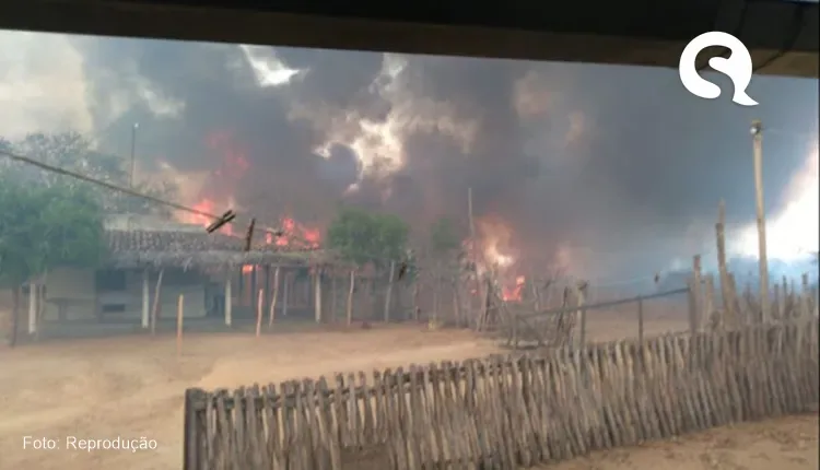 Incêndio de grandes proporções assusta moradores e ameaçam casas na zona rural de Santa Quitéria
