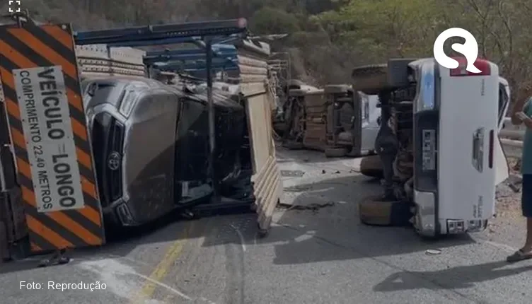 Cegonha com carros de luxo tomba em Tianguá na Serra da Ibiapaba