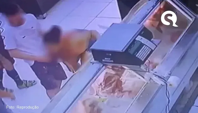 Pediu linguiça?: casal faz sexo oral na fila do açougue e choca a internet