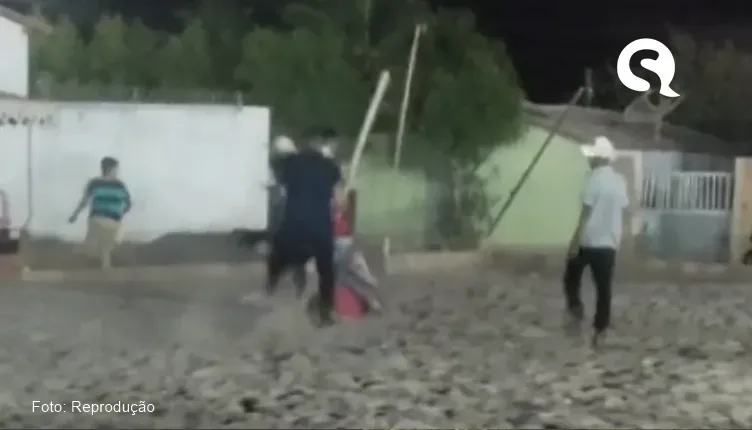 Homem é espancado com pauladas e chutes ao defender amigo de agressores em Salitre