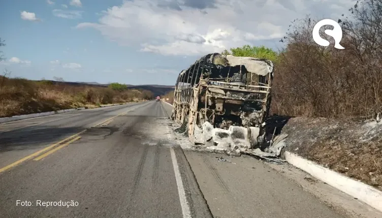 Ônibus com banda do cantor Matheus Fernandes pega fogo em estrada no Ceará