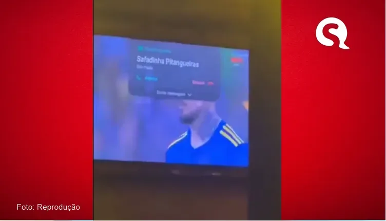 Homem conecta celular na TV e recebe chamada da ‘Saf4dinha Pitangueiras’ durante final da Libertadores em bar lotado