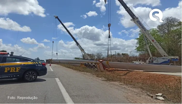 Veículo que transportava pá eólica tomba e gera engarrafamento na BR 222