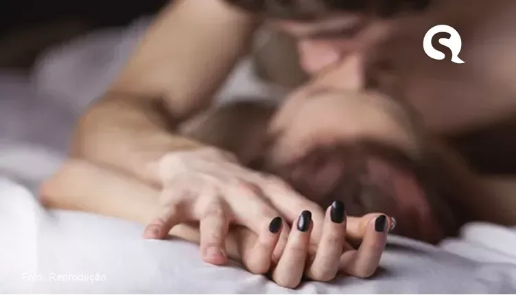 Mulher espiona a nora e o filho fazendo sex0 e compartilha imagens com vizinhas
