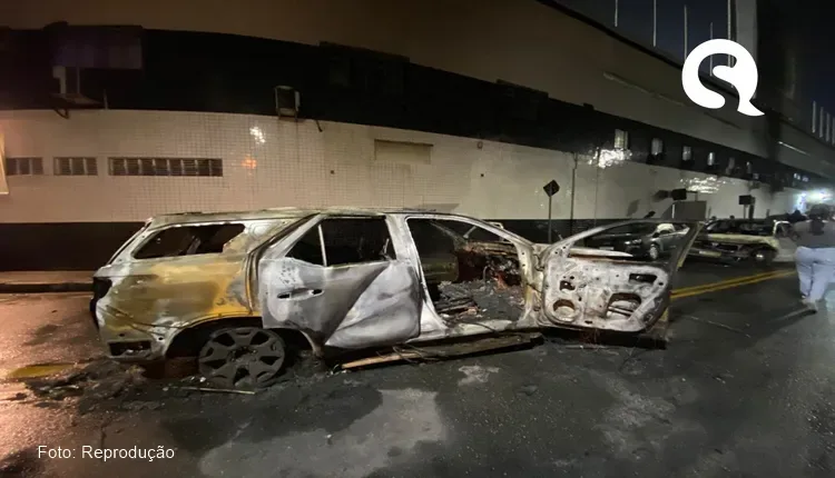 Carro do atacante Mendoza, do Santos, é incendiado no entorno da Vila Belmiro