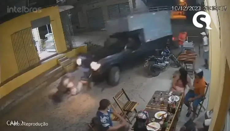 Namorados em moto são atropelados por caminhonete, e motorista foge em Canindé