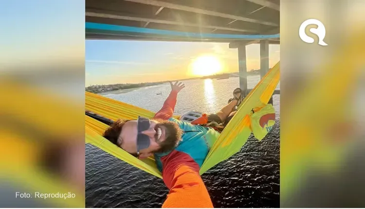 Alpinista arma rede em ponte para admirar pôr do sol em praia do Ceará