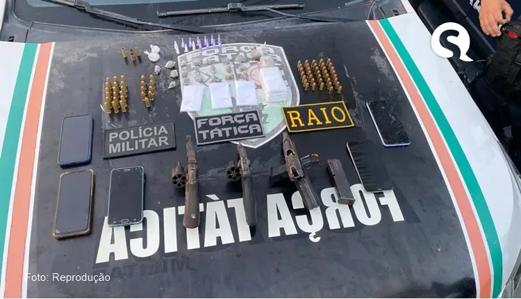 Após abordagem a carro roubado, PMCE prende seis homens e apreende três armas de fogo e drogas em Acaraú