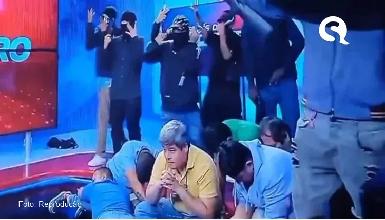 Homens armados invadem transmissão ao vivo de canal público no Equador
