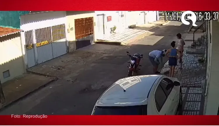 Assaltante rouba chinelos de mulheres e esconde na cueca, no Ceará