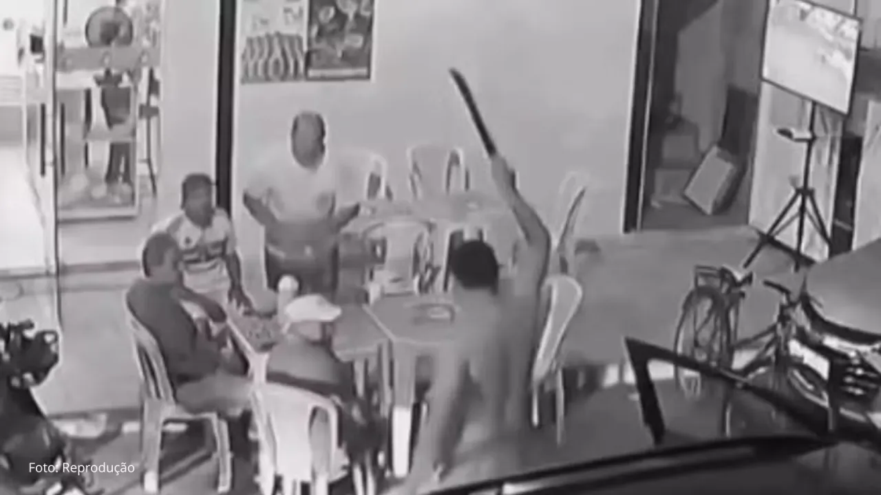 Homem é preso por ameaçar clientes de comércio com facão; veja vídeo