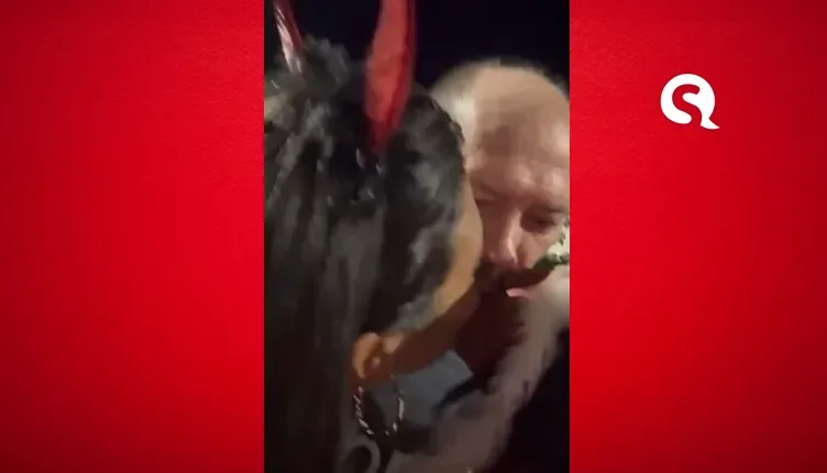 Ivo Gomes dá beijo triplo em tradicional festa de carnaval em Sobral