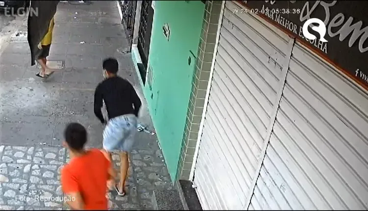 Indivíduos derrubam senhor e roubam seu dinheiro no Centro de Sobral
