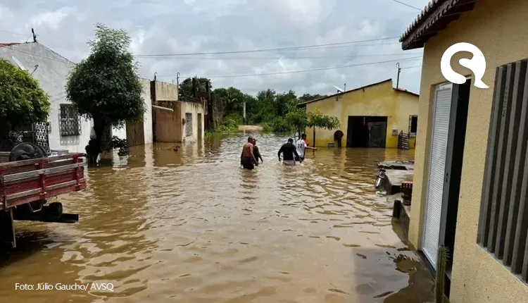 Chuva acima da média em Santa Quitéria alaga casas, deixa locais sem acesso e sangra açudes e rios
