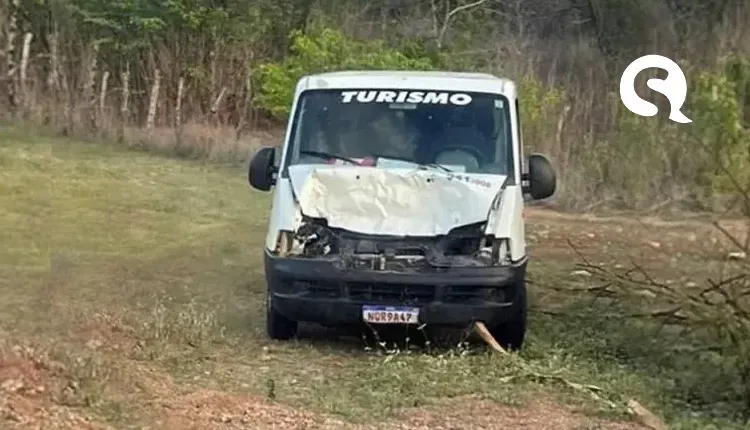 Van que transportava pacientes de Hidrolândia para Sobral colide com vaca, derrapa e sai da pista