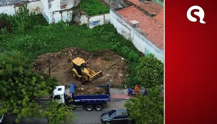 Prefeitura realiza limpeza de terrenos detectados como pontos de descarte irregular de resíduos; proprietários devem arcar com os custos