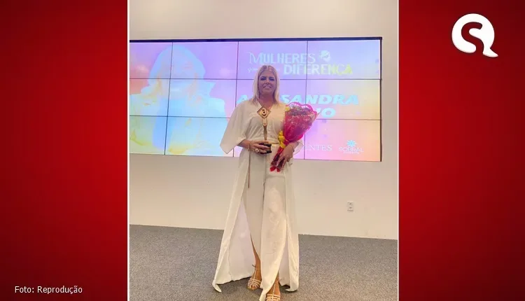Vice-prefeita de Varjota, Alessandra Araújo é homenageada pela Revista Alternativa em noite de gala em Sobral