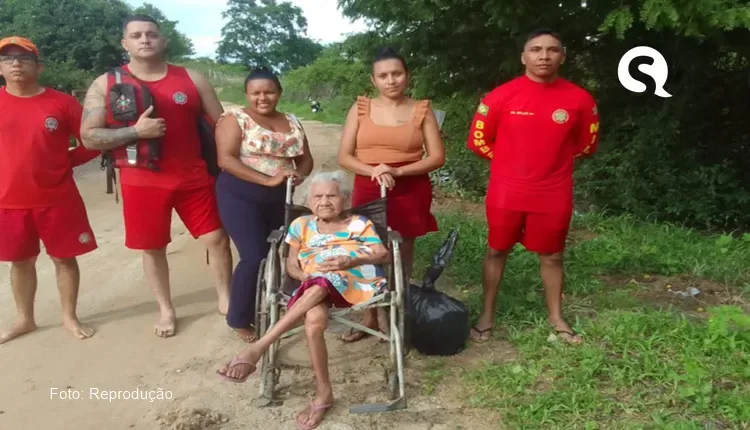 Bombeiros resgatam idosa que ficou ilhada após cheia do Rio Acaraú, em Sobral