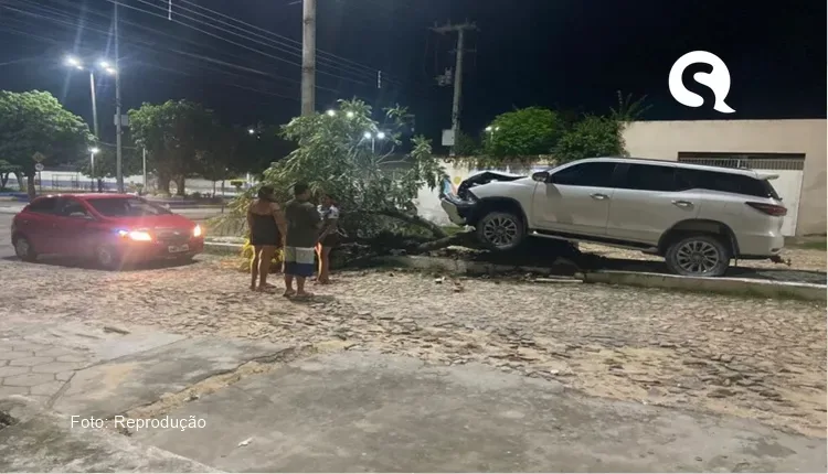 Prefeito de Pentecoste colide contra árvore e é socorrido por moradores