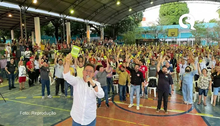 Professores da rede estadual do Ceará votam por estado de greve