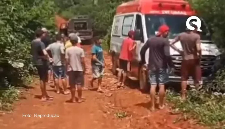 Ambulância atola em estrada de terra a caminho da casa de paciente no Ceará