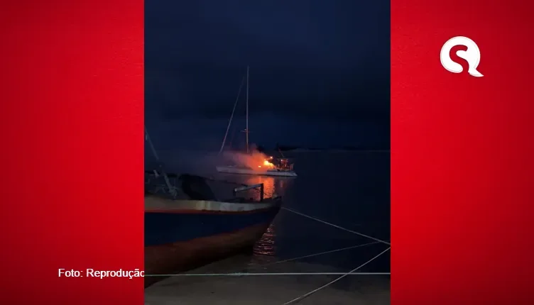Veleiro de luxo pega fogo na orla de Camocim