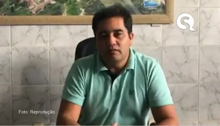 Prefeito de cidade do RN é filmado tentando cuspir no rosto de mulher