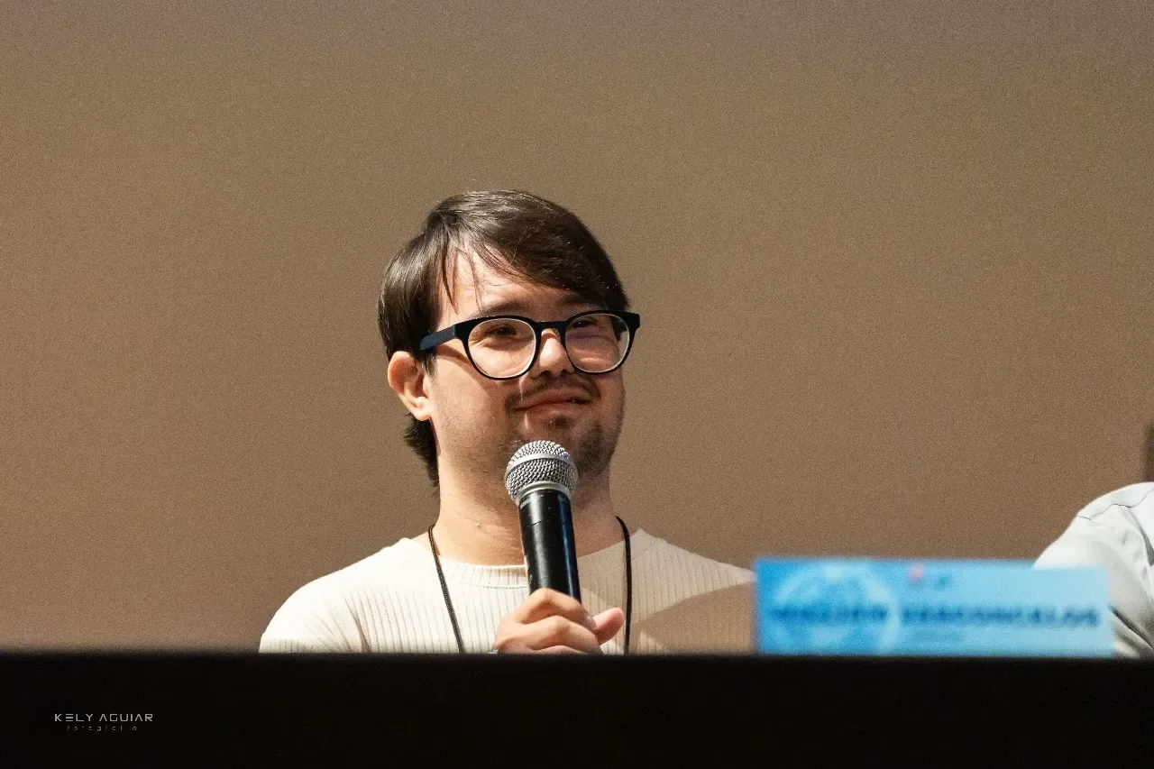 É de Sobral | Primeiro jovem do Brasil com síndrome de Down formado em direito participa de evento em Brasília