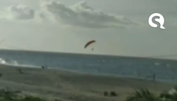Piloto de parapente roda no ar e cai no mar da Praia do Farol em Camocim; vídeo