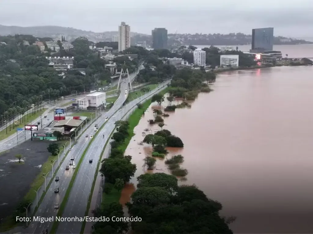 Nível do Guaíba atinge 4,50 metros, e águas invadem ruas e rodoviária de Porto Alegre