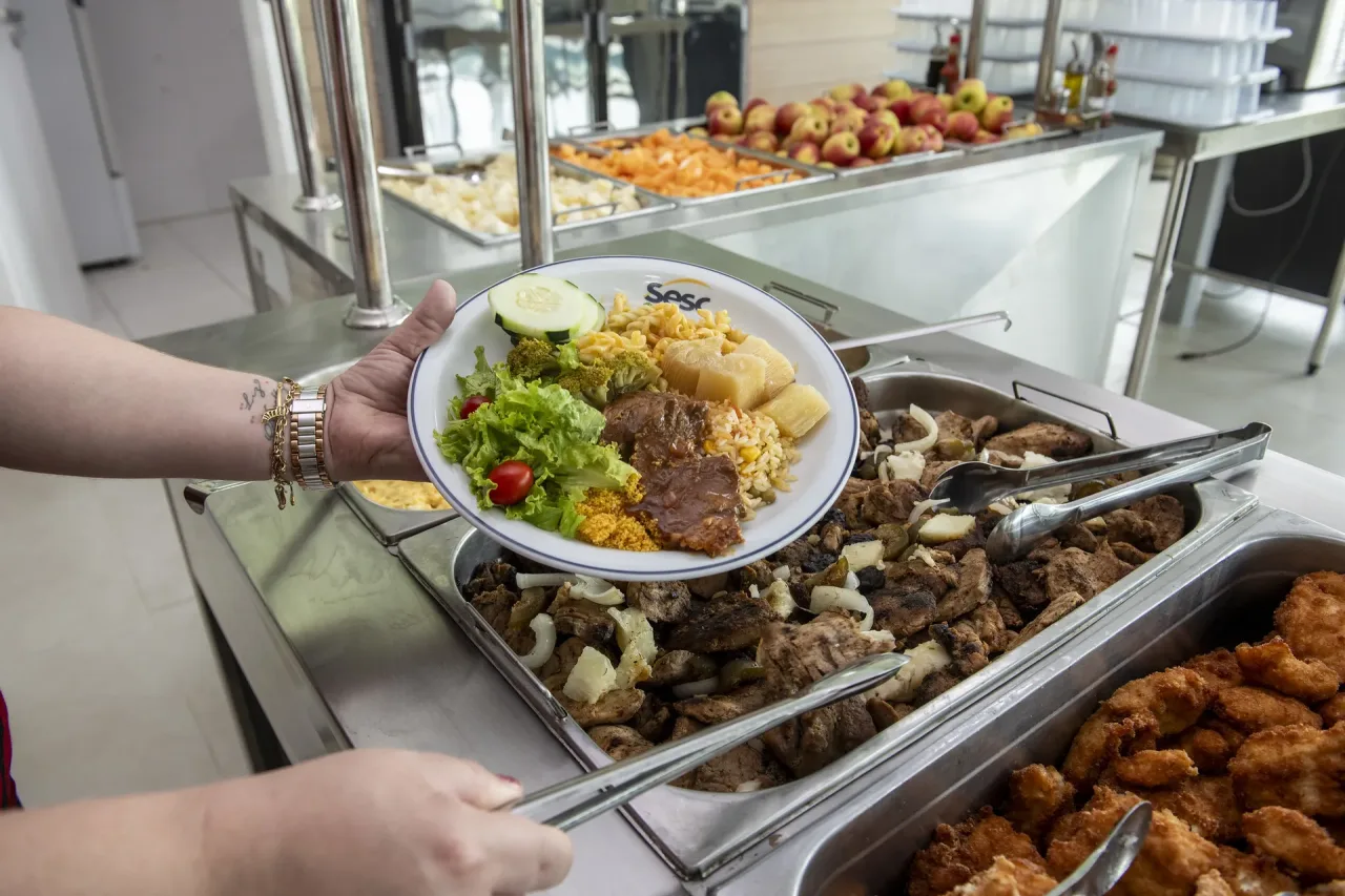 Apesar de salário médio recorde, restaurantes seguem com dificuldade em preencher vagas