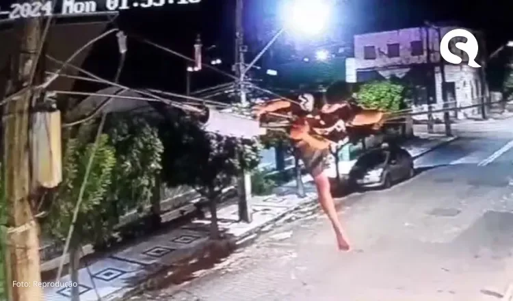 Homem é preso em Fortaleza após ser flagrado pendurado em fiação de postes tentando furtar fios