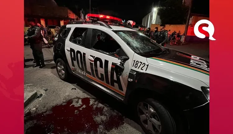 VÍDEO: Homem ataca policiais e quebra vidros de viatura em Fortaleza