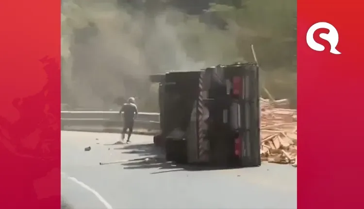 Caminhão com carga de madeira tomba ao descer a Serra da Ibiapaba, no Ceará