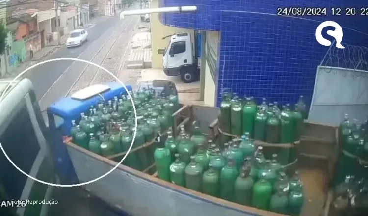 Caminhão bate em VLT em Sobral