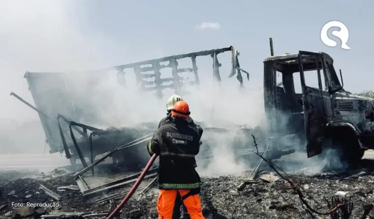 Corpo de Bombeiros apaga incêndio em caminhão baú na CE 253, em Groaíras-CE