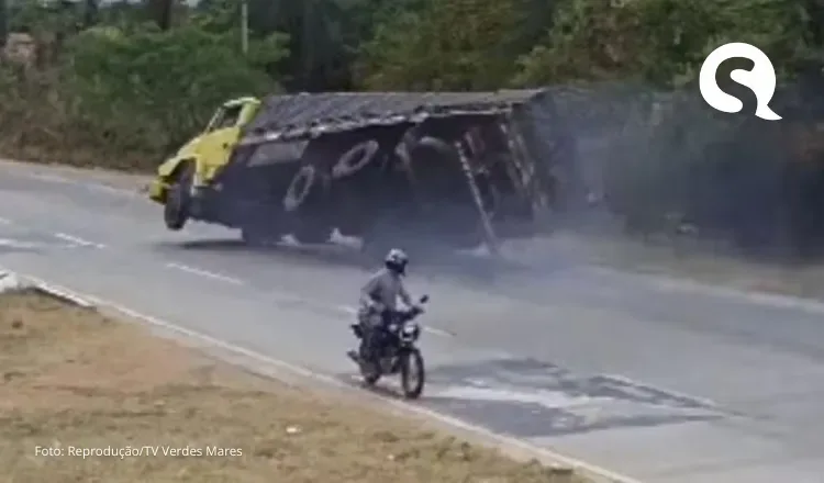 Motorista de caminhão capota veículo e morre em estrada no Ceará