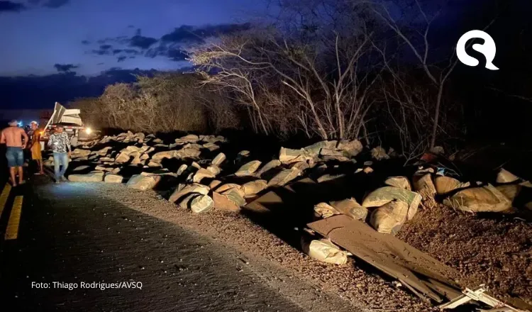 Carreta carregada com farelo de trigo tomba na CE-257 em Santa Quitéria e espalha material na pista