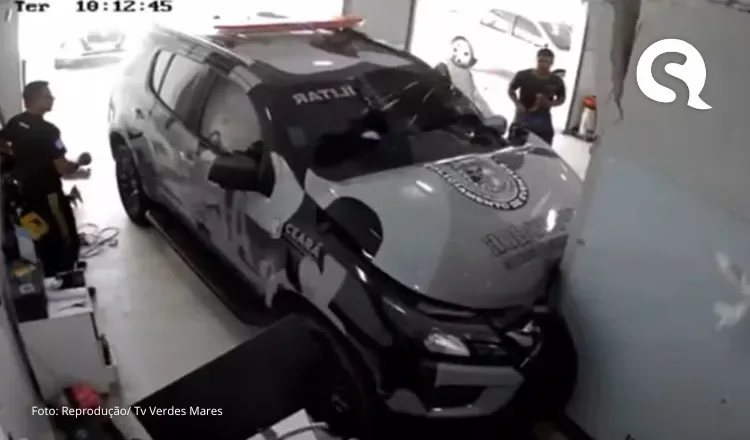 VÍDEO: funcionário colide viatura da PM duas vezes seguidas em Fortaleza